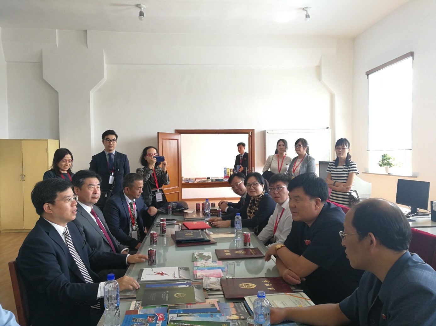 中国代表团与朝鲜表国文图书出版社座谈.jpg 中国代表团与朝鲜表国文图书出版社座谈.jpg